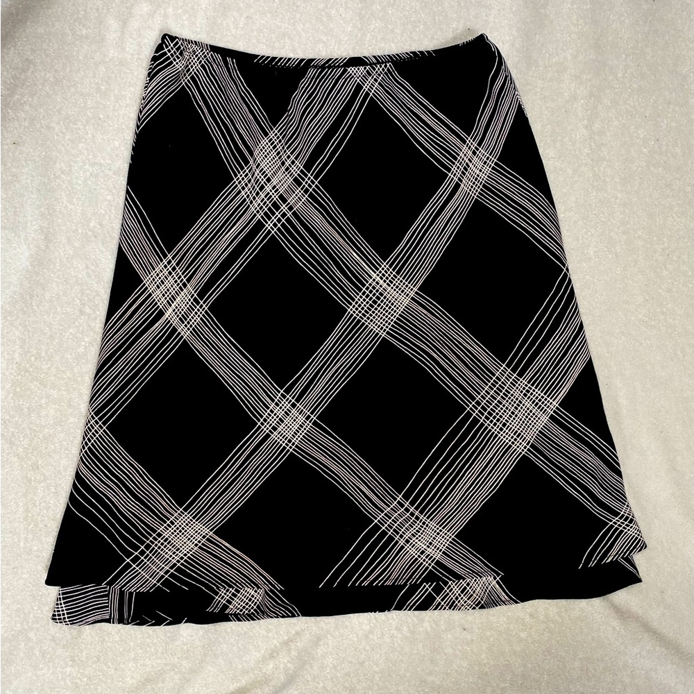 Black and white skirt. Size L